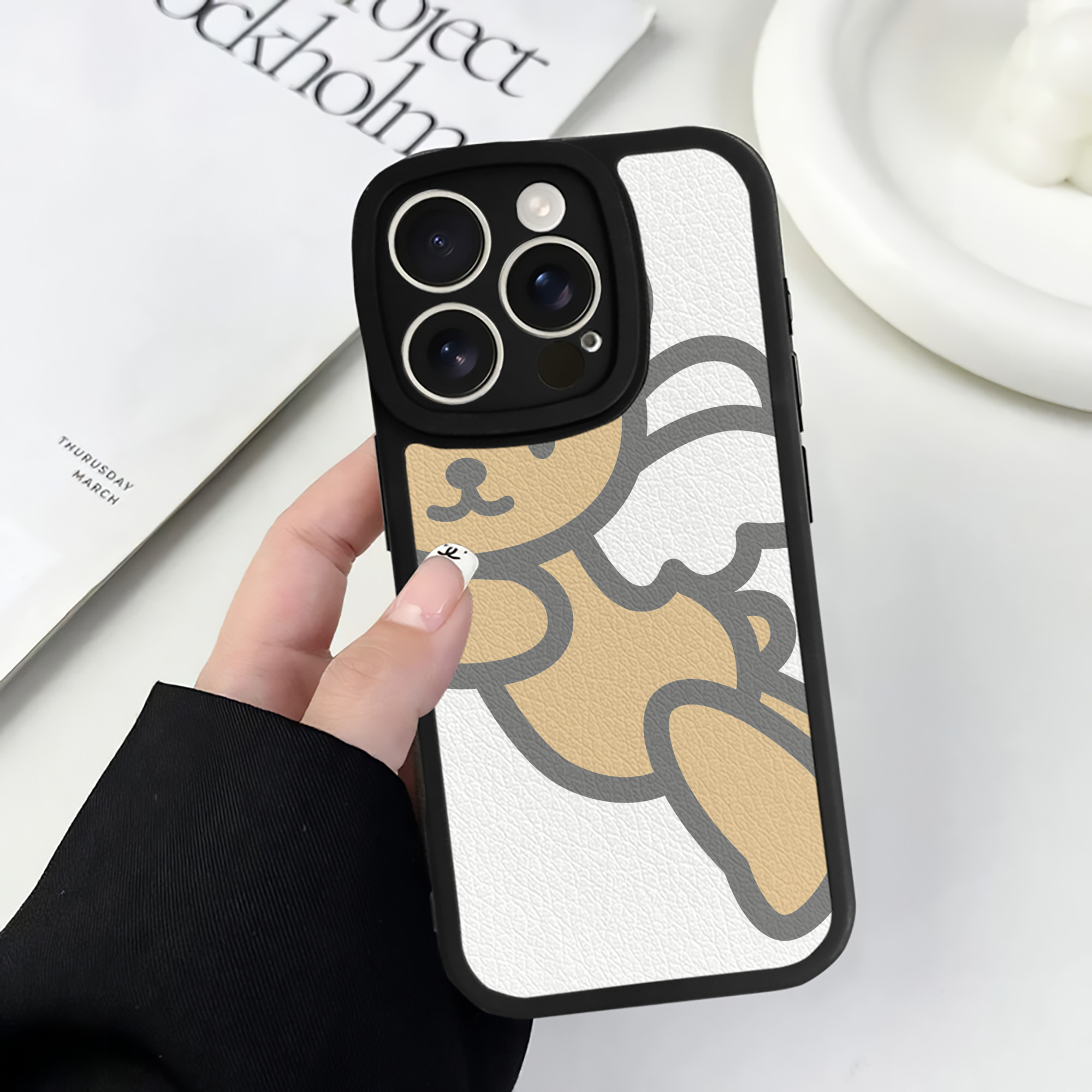（画像用） Hello Kitty ハローキティ 【iPhone 16シリーズ対応】シリコンスマホケース（レザー調） 材質：シリコン